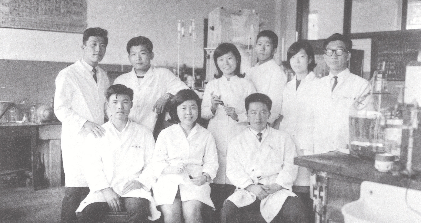 1960년 분석학교실에서 수업 중인 학생들